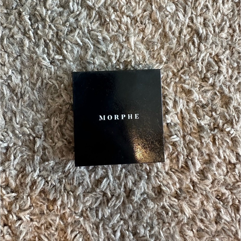 Morphe highlight shade “Extra” lightly used